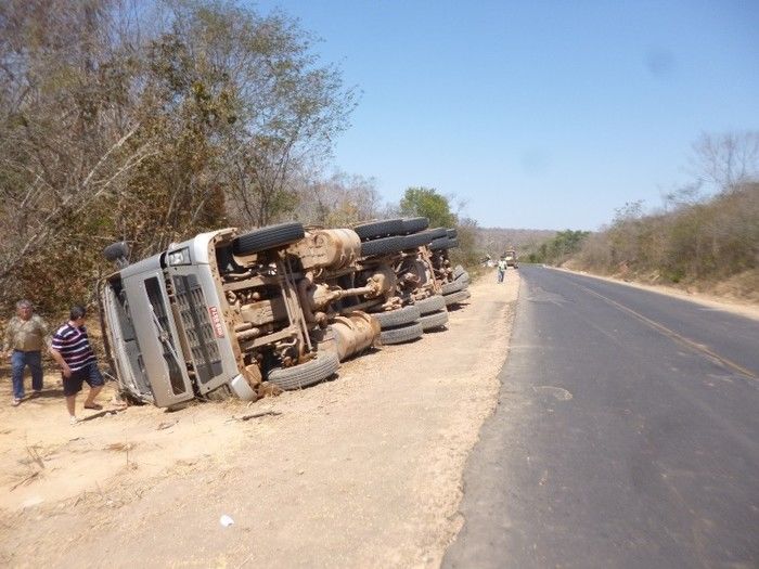 Carreta de milho tomba na BR 135 e saqueadores provocam tombamento de outra carreta de óleo  - Imagem 2