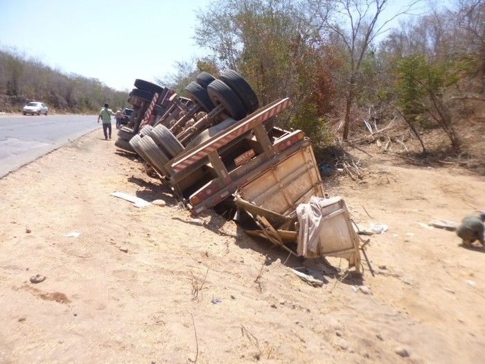 Carreta de milho tomba na BR 135 e saqueadores provocam tombamento de outra carreta de óleo  - Imagem 1