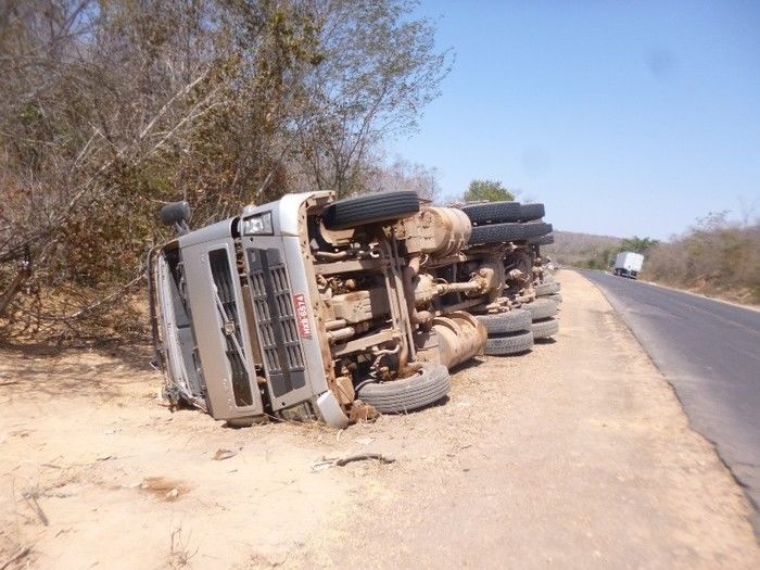 Carreta de milho tomba na BR 135 e saqueadores provocam tombamento de outra carreta de óleo  - Imagem 11