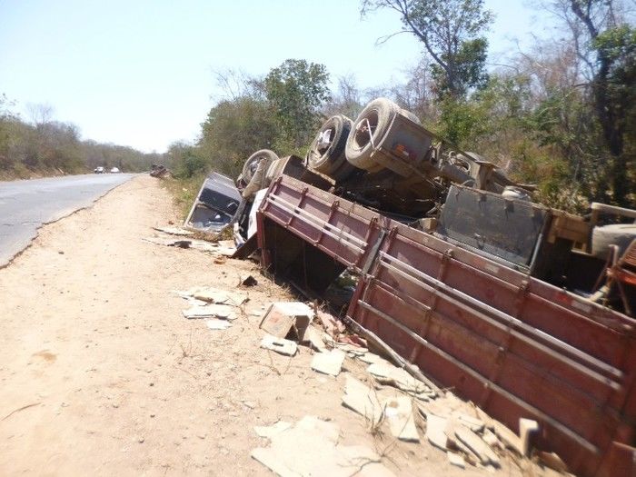 Carreta de milho tomba na BR 135 e saqueadores provocam tombamento de outra carreta de óleo  - Imagem 5
