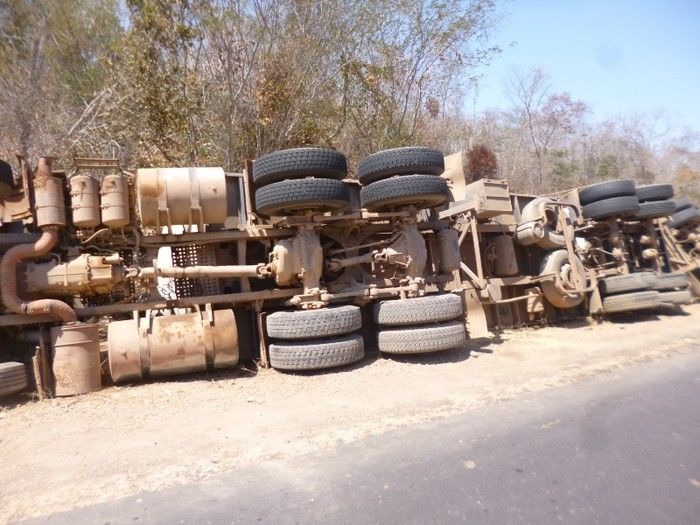 Carreta de milho tomba na BR 135 e saqueadores provocam tombamento de outra carreta de óleo  - Imagem 3