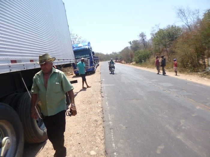 Carreta de milho tomba na BR 135 e saqueadores provocam tombamento de outra carreta de óleo  - Imagem 16