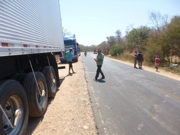 Carreta de milho tomba na BR 135 e saqueadores provocam tombamento de outra carreta de óleo  - Imagem 15