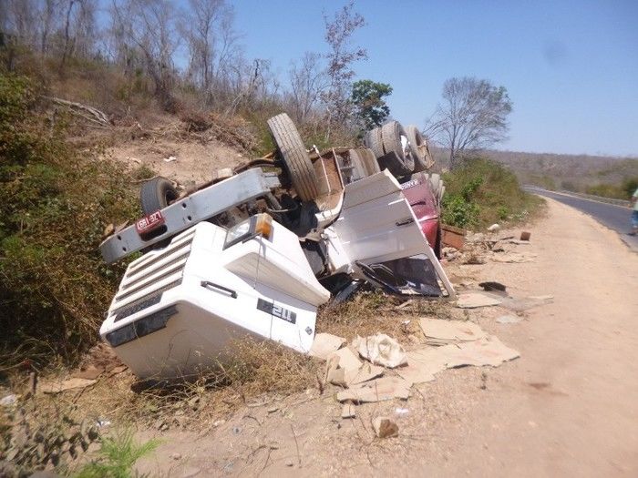 Carreta de milho tomba na BR 135 e saqueadores provocam tombamento de outra carreta de óleo  - Imagem 7