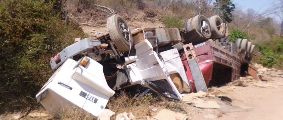 Carreta de milho tomba na BR 135 e saqueadores provocam tombamento de outra carreta de óleo 