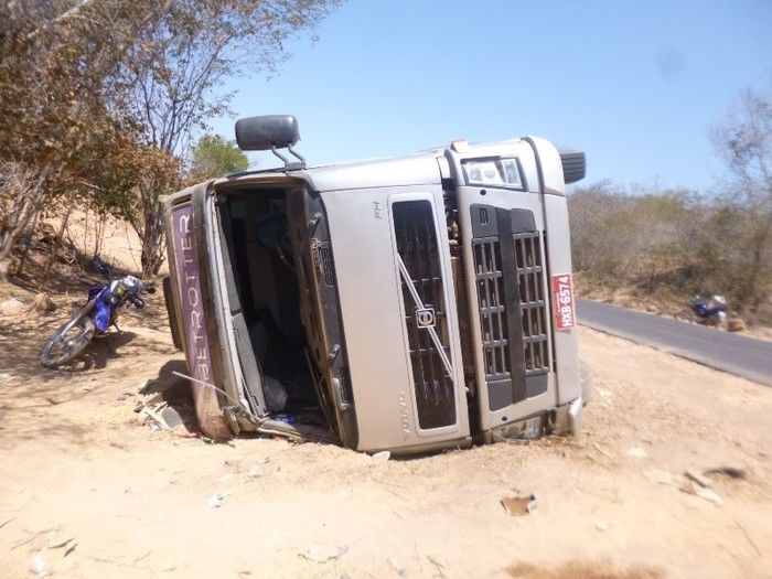 Carreta de milho tomba na BR 135 e saqueadores provocam tombamento de outra carreta de óleo  - Imagem 12
