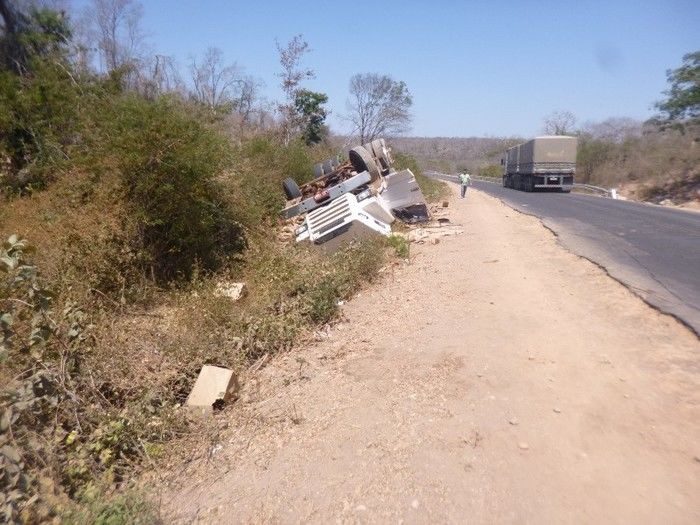 Carreta de milho tomba na BR 135 e saqueadores provocam tombamento de outra carreta de óleo  - Imagem 8