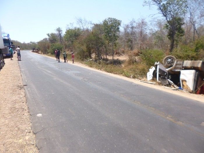 Carreta de milho tomba na BR 135 e saqueadores provocam tombamento de outra carreta de óleo  - Imagem 14