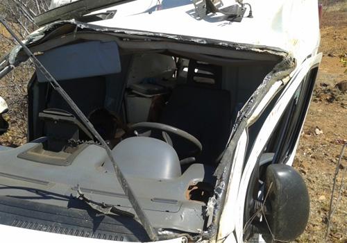 Ambulância de Santa Rosa capota na PI-236 e deixa três feridos - Imagem 1