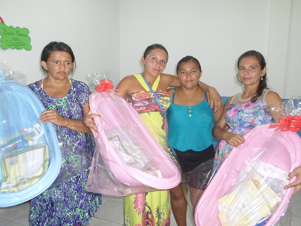 Mais cidadania e proteção social - Grupo de Mães gestantes participa de “oficina de artes” e recebe kits bebê.