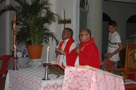 Centenas de fiéis participam da procissão de abertura em honra ao Sagrado Coração de Jesus - Imagem 27