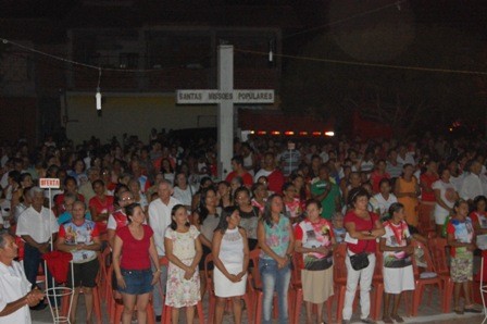 Centenas de fiéis participam da procissão de abertura em honra ao Sagrado Coração de Jesus - Imagem 25