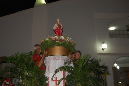 Centenas de fiéis participam da procissão de abertura em honra ao Sagrado Coração de Jesus - Imagem 31