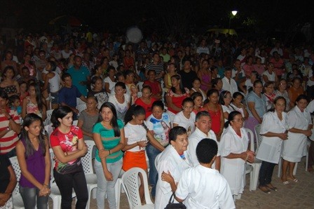 Centenas de fiéis participam da procissão de abertura em honra ao Sagrado Coração de Jesus - Imagem 24