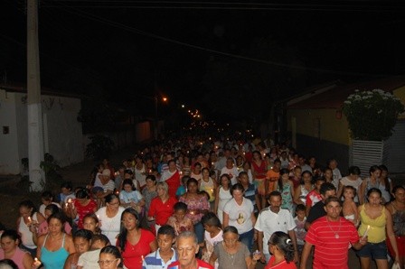 Centenas de fiéis participam da procissão de abertura em honra ao Sagrado Coração de Jesus - Imagem 15