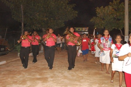 Centenas de fiéis participam da procissão de abertura em honra ao Sagrado Coração de Jesus - Imagem 6