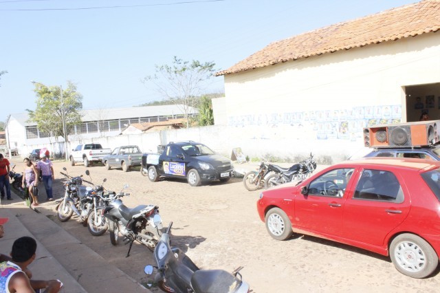 Luciano Nunes participa de caminhada pela feira no centro comercial de Miguel Alves - Imagem 2
