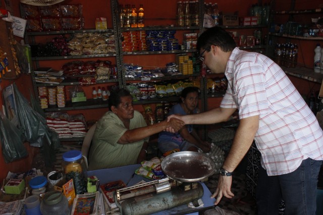 Luciano Nunes participa de caminhada pela feira no centro comercial de Miguel Alves - Imagem 53