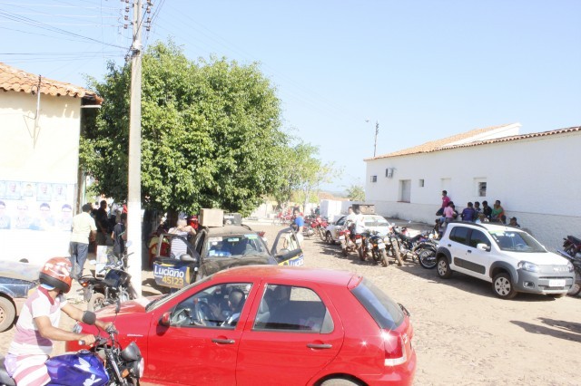 Luciano Nunes participa de caminhada pela feira no centro comercial de Miguel Alves - Imagem 1
