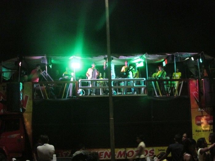 Trio Elétrico Nem Motos faz encerramento dos festejos  no bairro Vila em Agricolândia - Imagem 1