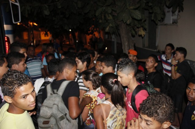 Prefeita leva jovens e  pessoas da terceira idade para o litoral piauiense - Imagem 17