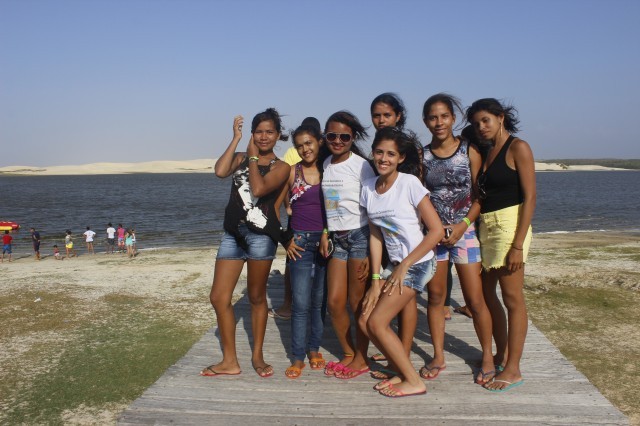 Prefeita leva jovens e  pessoas da terceira idade para o litoral piauiense - Imagem 161