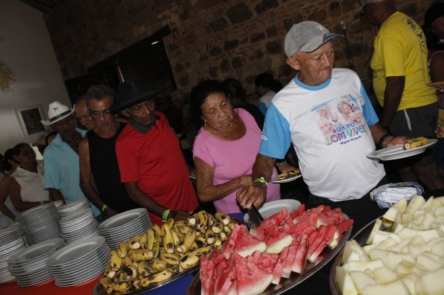 Prefeita leva jovens e  pessoas da terceira idade para o litoral piauiense - Imagem 50