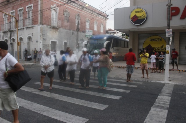 Prefeita leva jovens e  pessoas da terceira idade para o litoral piauiense - Imagem 26