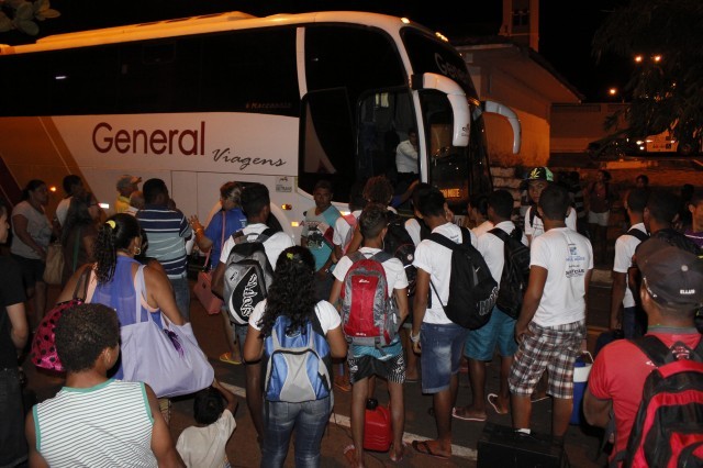 Prefeita leva jovens e  pessoas da terceira idade para o litoral piauiense - Imagem 10