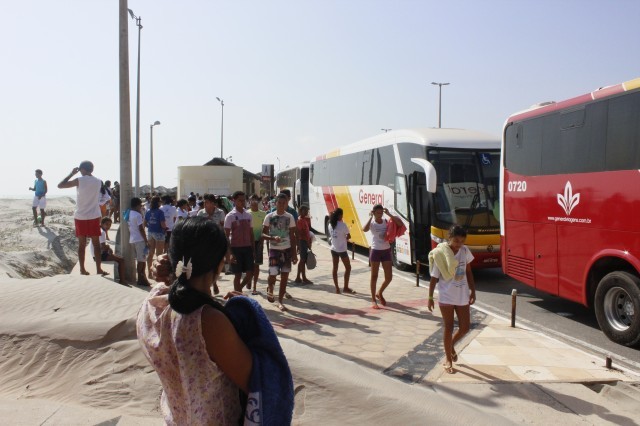 Prefeita leva jovens e  pessoas da terceira idade para o litoral piauiense - Imagem 68