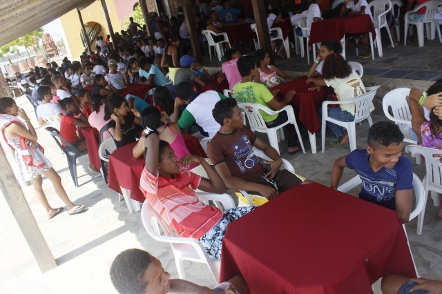 Prefeita leva jovens e  pessoas da terceira idade para o litoral piauiense - Imagem 125