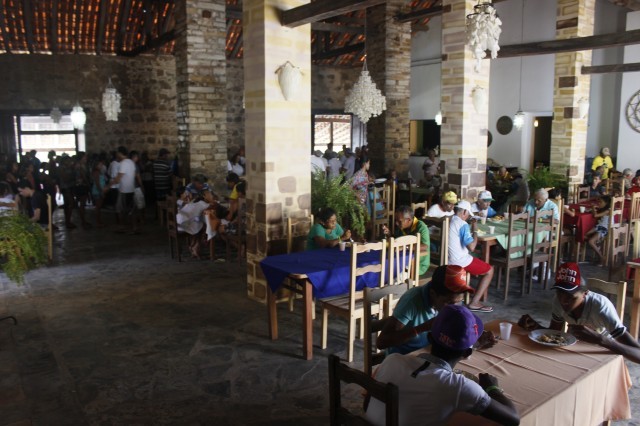 Prefeita leva jovens e  pessoas da terceira idade para o litoral piauiense - Imagem 136