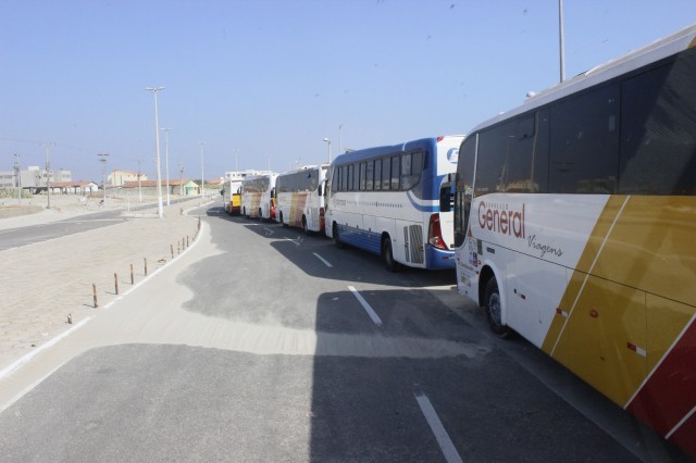 Prefeita leva jovens e  pessoas da terceira idade para o litoral piauiense - Imagem 65