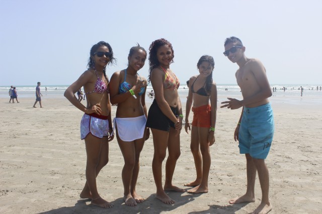 Prefeita leva jovens e  pessoas da terceira idade para o litoral piauiense - Imagem 107