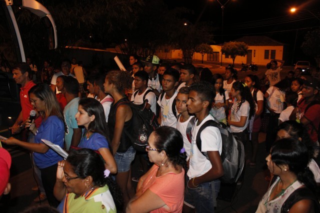 Prefeita leva jovens e  pessoas da terceira idade para o litoral piauiense - Imagem 13
