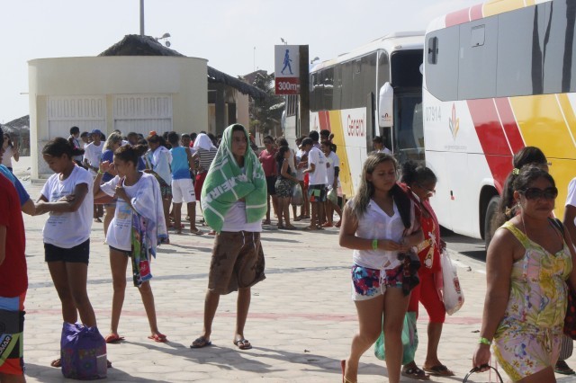 Prefeita leva jovens e  pessoas da terceira idade para o litoral piauiense - Imagem 70
