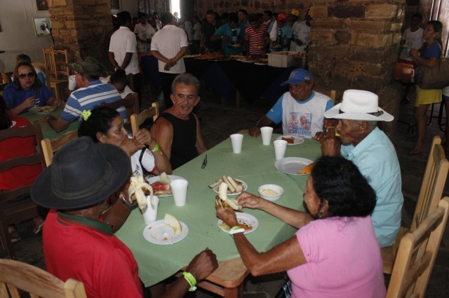 Prefeita leva jovens e  pessoas da terceira idade para o litoral piauiense - Imagem 55