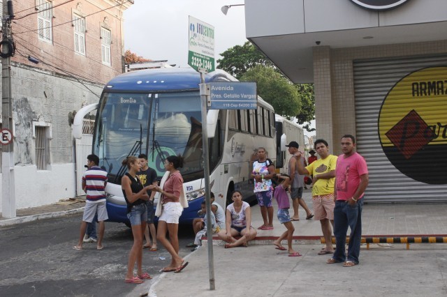 Prefeita leva jovens e  pessoas da terceira idade para o litoral piauiense - Imagem 31