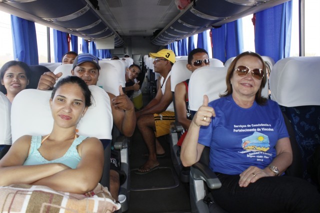 Prefeita leva jovens e  pessoas da terceira idade para o litoral piauiense - Imagem 61