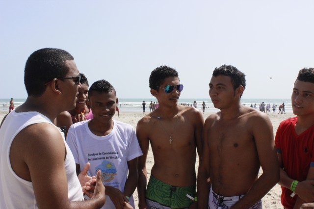 Prefeita leva jovens e  pessoas da terceira idade para o litoral piauiense - Imagem 82