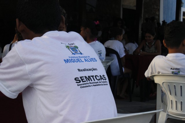 Prefeita leva jovens e  pessoas da terceira idade para o litoral piauiense - Imagem 39