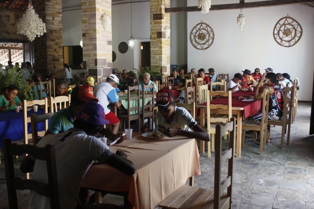 Prefeita leva jovens e  pessoas da terceira idade para o litoral piauiense - Imagem 133