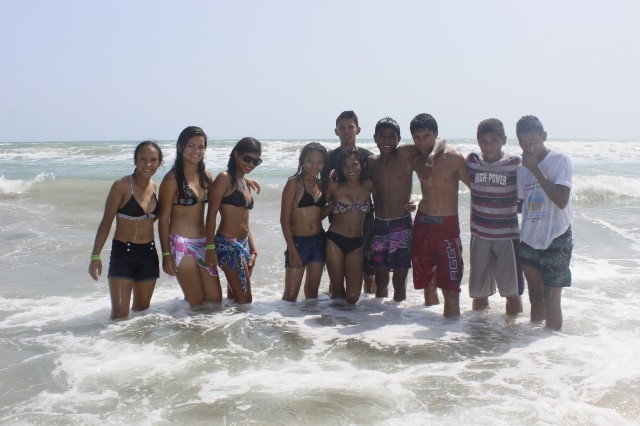 Prefeita leva jovens e  pessoas da terceira idade para o litoral piauiense - Imagem 97