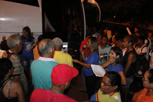 Prefeita leva jovens e  pessoas da terceira idade para o litoral piauiense - Imagem 12