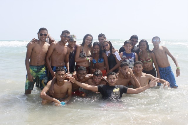 Prefeita leva jovens e  pessoas da terceira idade para o litoral piauiense - Imagem 98