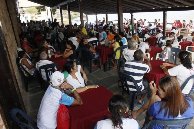 Prefeita leva jovens e  pessoas da terceira idade para o litoral piauiense - Imagem 44