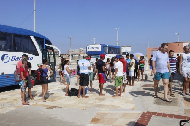 Prefeita leva jovens e  pessoas da terceira idade para o litoral piauiense - Imagem 67