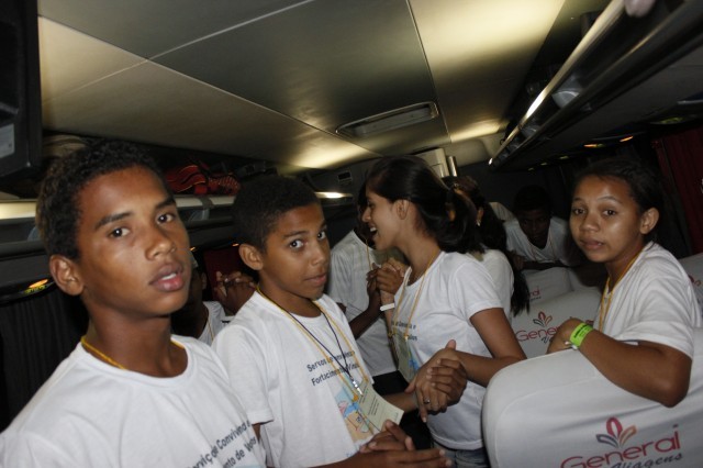 Prefeita leva jovens e  pessoas da terceira idade para o litoral piauiense - Imagem 23