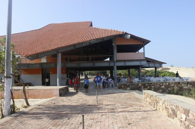 Prefeita leva jovens e  pessoas da terceira idade para o litoral piauiense - Imagem 144