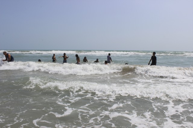 Prefeita leva jovens e  pessoas da terceira idade para o litoral piauiense - Imagem 95